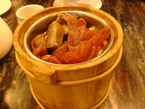 tangs-soup-cafe-chinese-sausage-on-rice-served-in-wooden-cask